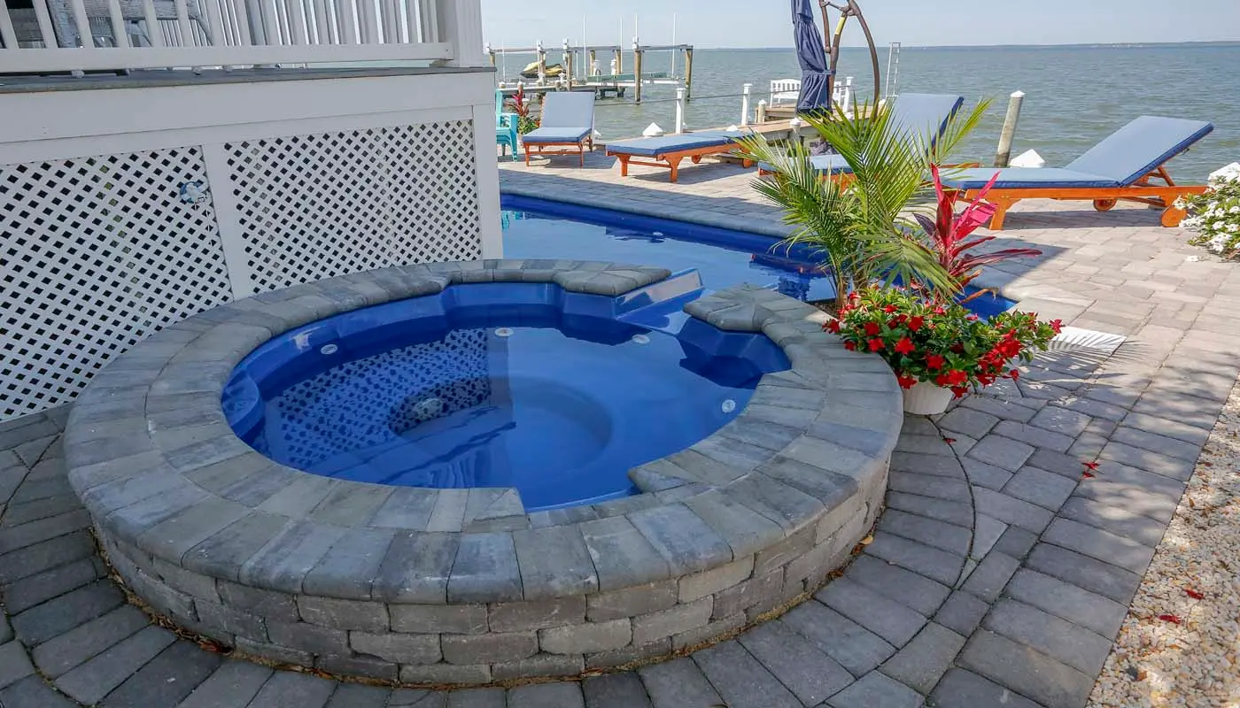 regal-round-spa-w-spillover-_OC_8025